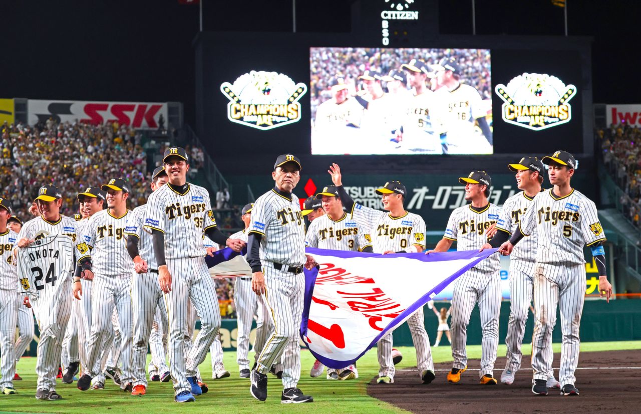 18年ぶりのリーグ優勝を本拠地の甲子園球場で決め、場内を一周する阪神の岡田彰布監督(中央)ら(2023年9月14日) 時事