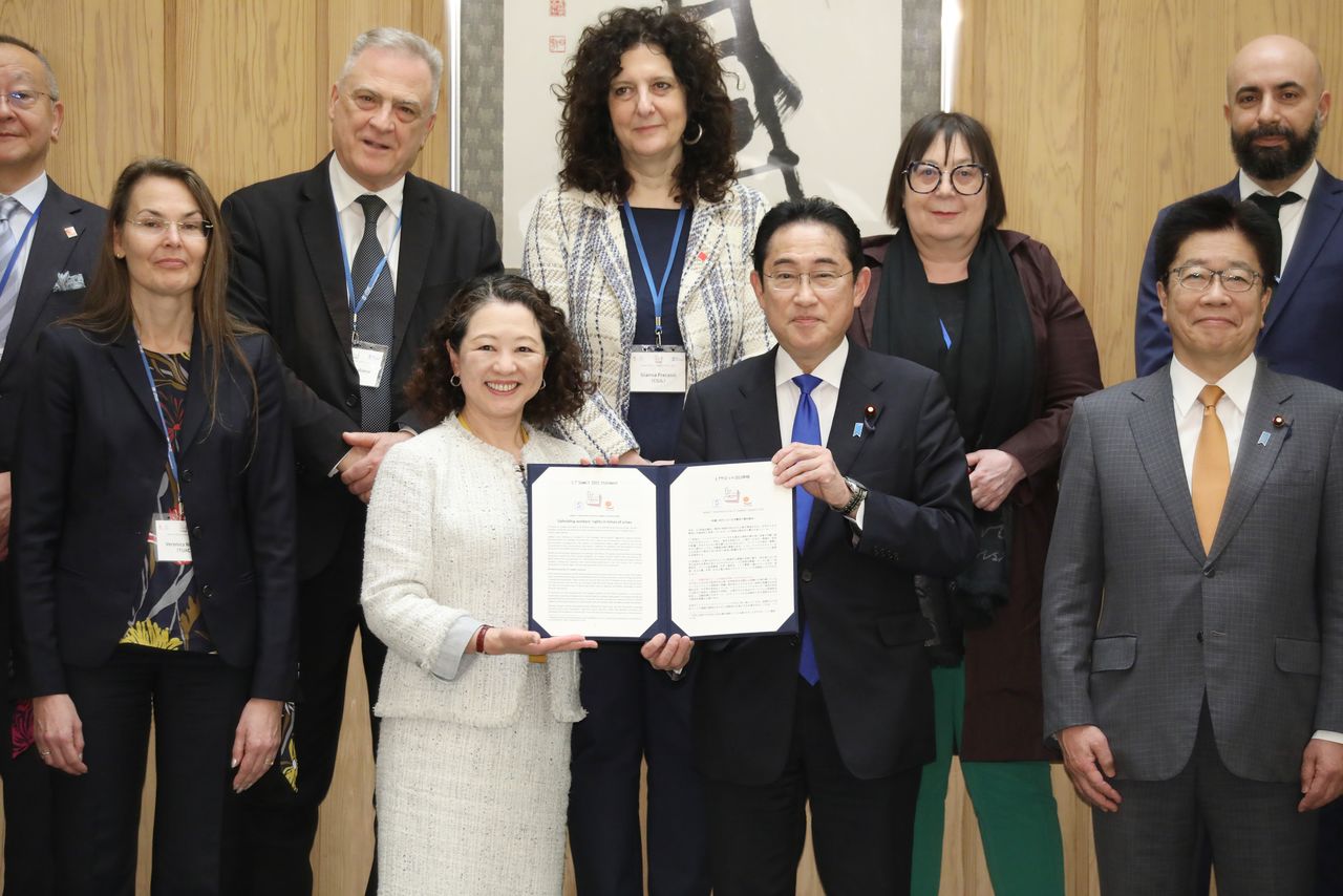 連合の芳野友子会長(中央左)から「L7サミット2023」の声明を受け取った岸田文雄首相(同右)=2023年4月7日、首相官邸(時事)