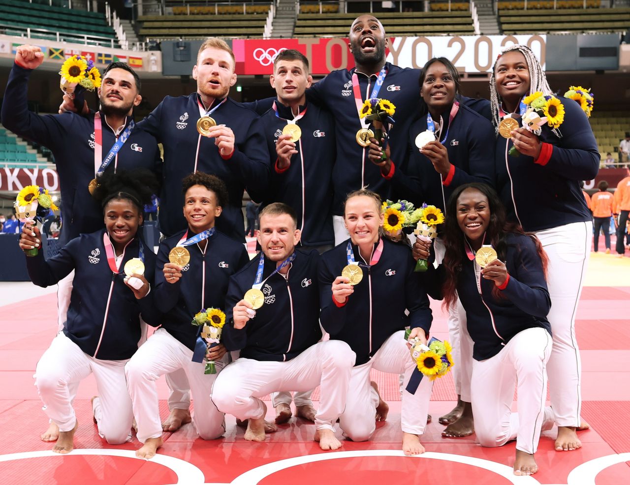 先の東京五輪、柔道混合団体でフランスは決勝で日本を破り、金メダルを獲得した 時事