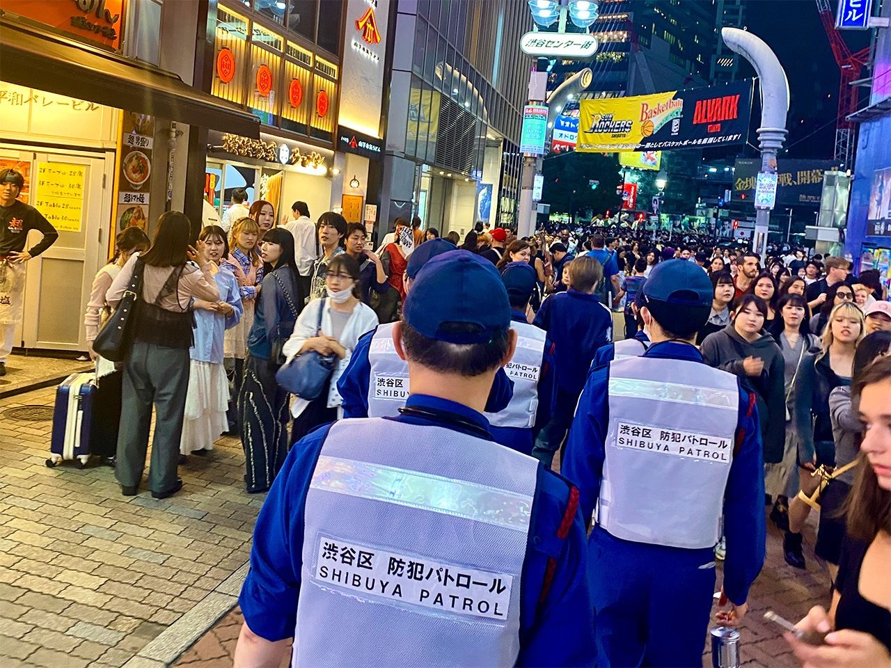 路上飲酒の禁止を指導するため巡回するパトロール隊=2024年10月4日、東京都渋谷区の渋谷センター街(筆者撮影)