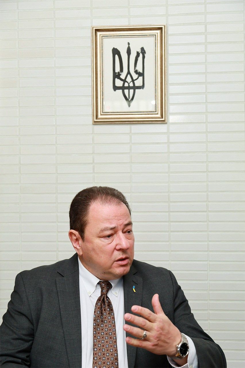 壁に掲げられたウクライナの国章からは、自国への自負が伝わる=2025年1月17日、在日本ウクライナ大使館