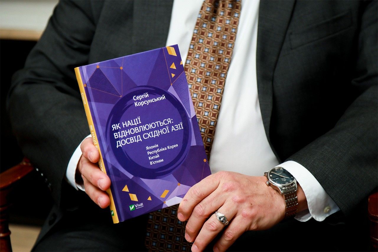 セルギー・コルスンスキー大使の著書=2025年1月17日、在日本ウクライナ大使館