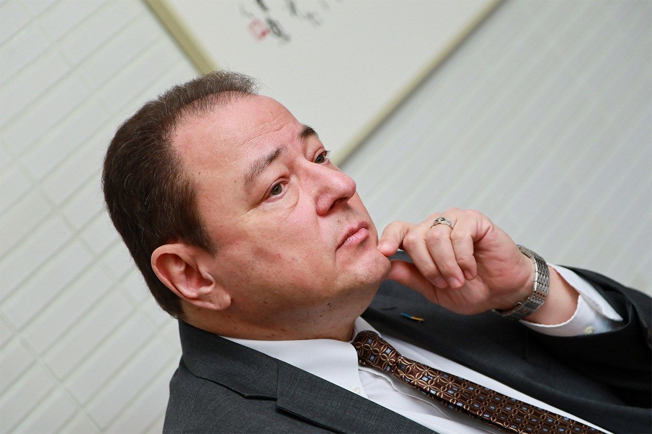 長い外交官キャリアから紡ぎ出される言葉には、深い知識と幅広い経験がにじみ出ていた=2025年1月17日、在日本ウクライナ大使館