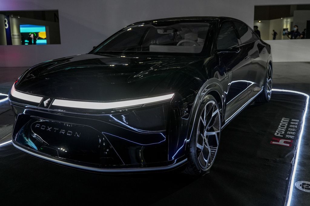 鴻海精密工業の電気自動車(EV)「モデルE」(共同通信イメージズ 「ZUMA Press」)