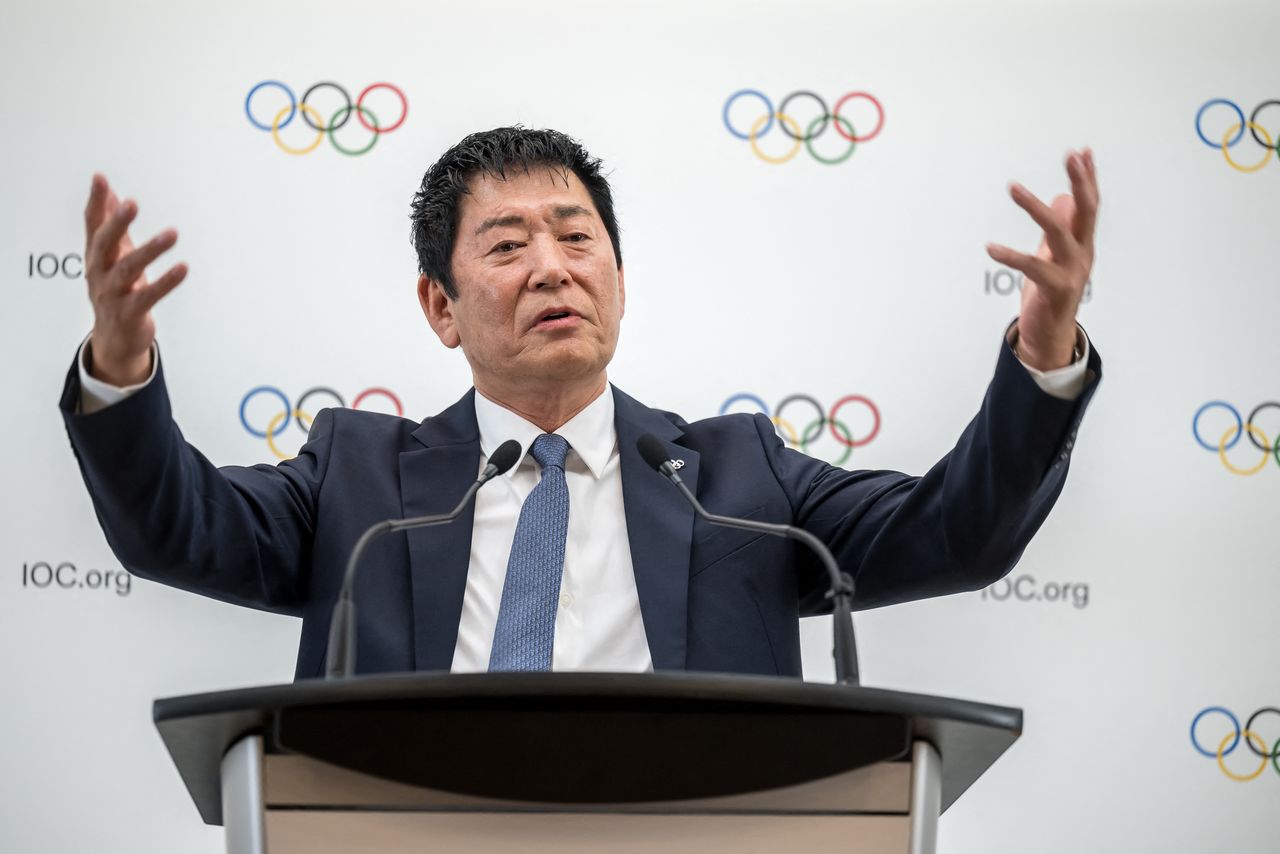 IOC会長選挙に立候補した渡辺守成・国際体操連盟会長。公約のプレゼンテーションの後、記者会見で「五大陸五輪」について説明した=2025年1月30日、スイス・ローザンヌ(AFP=時事)