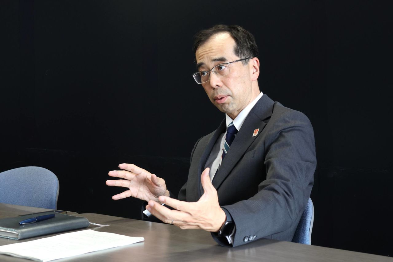 インタビューに答える西川和見氏 © nippon.com