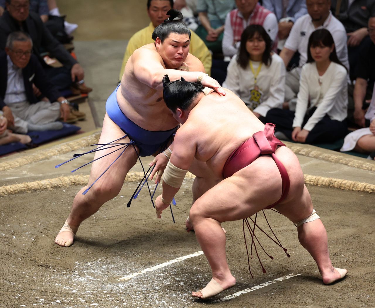 大栄翔(右)を攻める大の里=2025年5月24日、東京・両国国技館(時事)