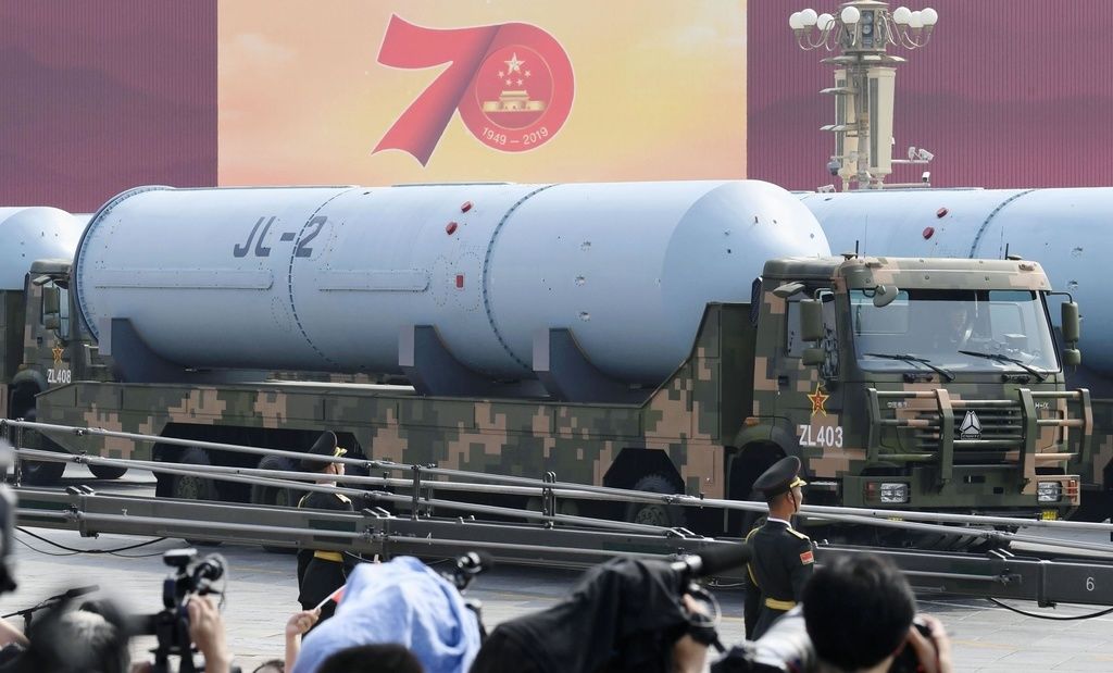 建国70年の軍事パレードに登場した潜水艦発射弾道ミサイル「JL-2」2019年10月1日、北京の天安門前　共同