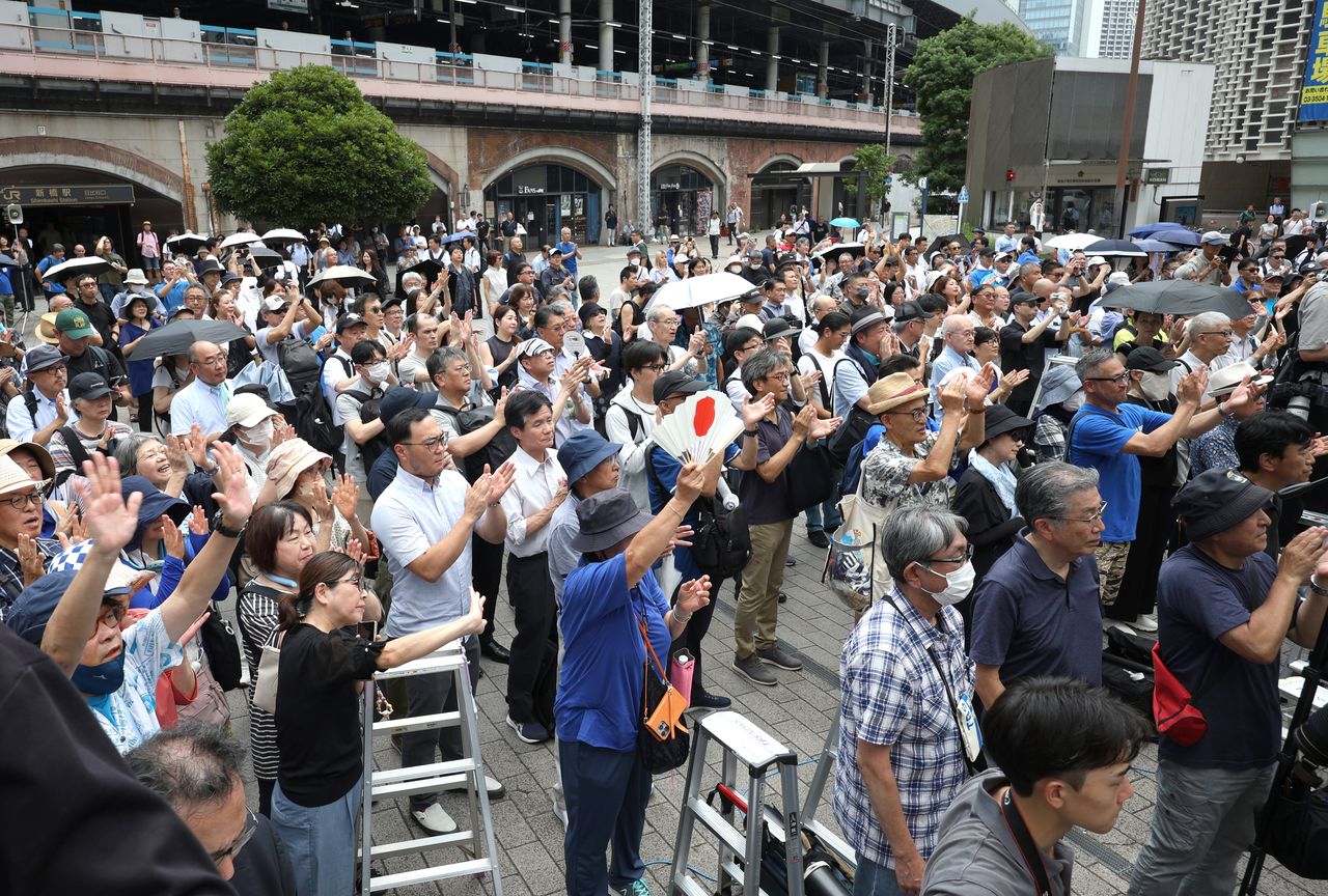 2025年7月の参院選の街頭演説に集まった人たち。「外国人政策」が争点の一つとなった=2025年7月3日、東京都港区(時事)