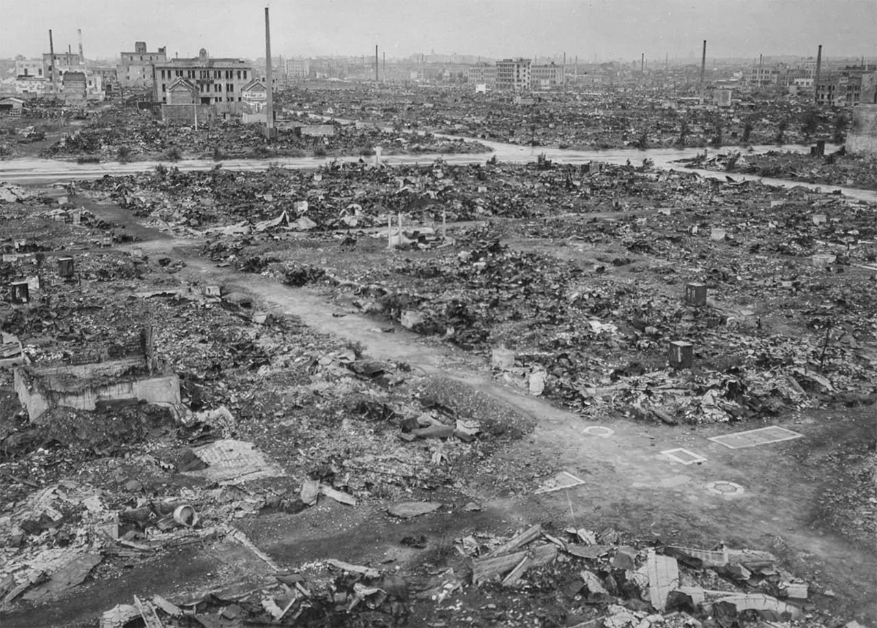東京大空襲で焼け野原となった東京(AFP=時事)