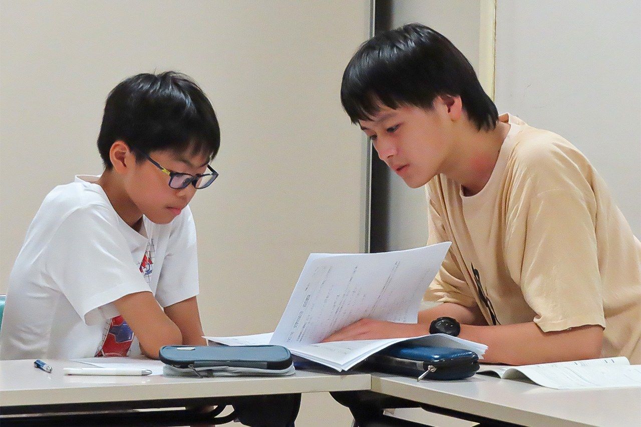 川口自主夜間中学では、日本語を学んだ外国人の学生が、後輩に勉強を教える姿もある