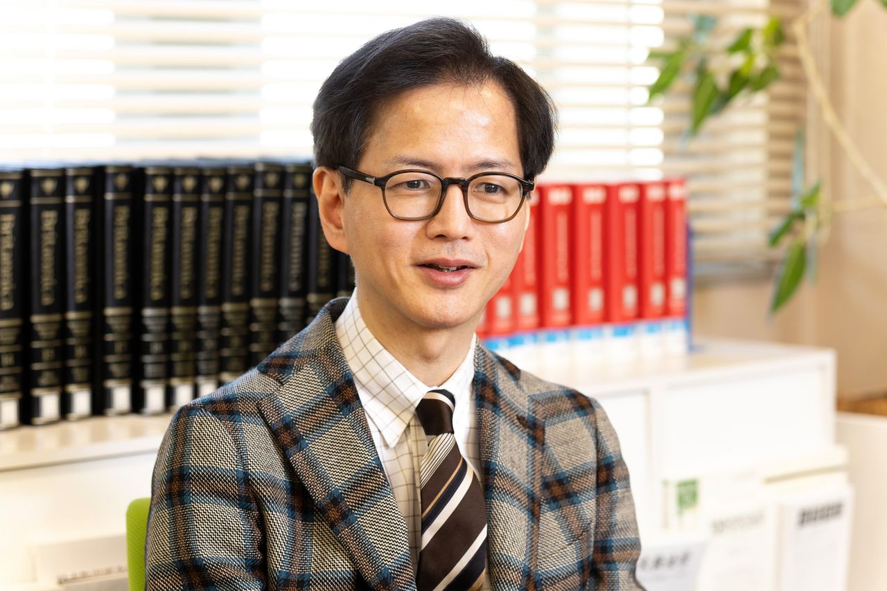 インタビューに答える池本教授=2026年2月13日(川本聖哉撮影)