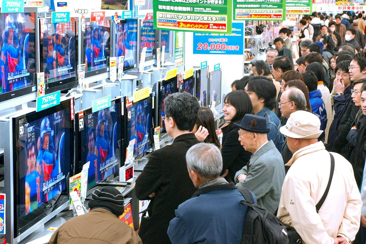東京都千代田区の家電量販店で2006年WBC決勝の中継を見る人々=2006年3月21日(時事)