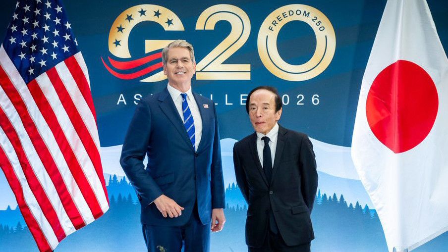 植田和男・日本銀行総裁(右)と会談するスコット・ベセント米財務長官=2026年8月30日、米国ノースカロライナ州アッシュビル(ベセント氏のXより、時事)