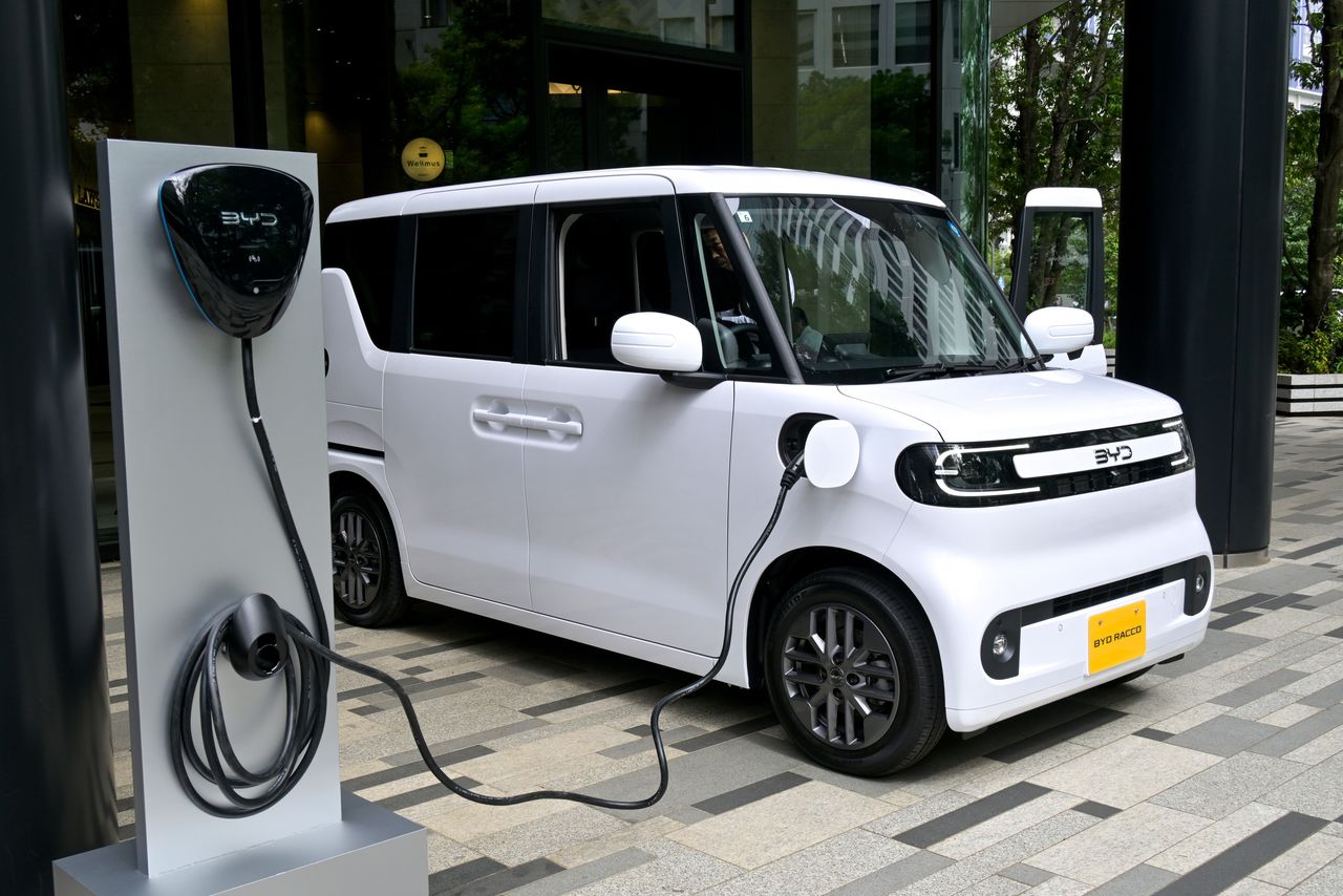 中国のBYDが日本で発売したEV軽自動車「RACCO(ラッコ)」(時事)