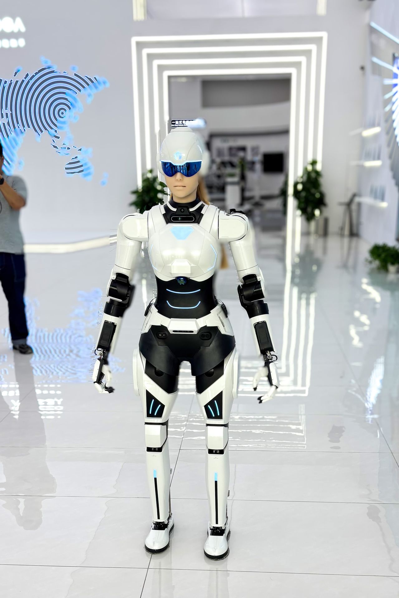 奇瑞汽車はロボット開発にも力を入れている。本社の受付のホールではロボットが出迎えた 提供:井上久男氏