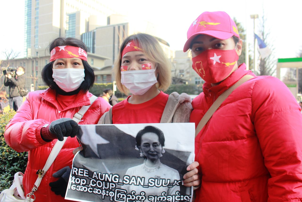 アウンサンスーチー氏の解放を求め、氏のプリントを掲げ、デモ行進する在日ミャンマー人女性たち　2021/2/1　室橋裕和撮影