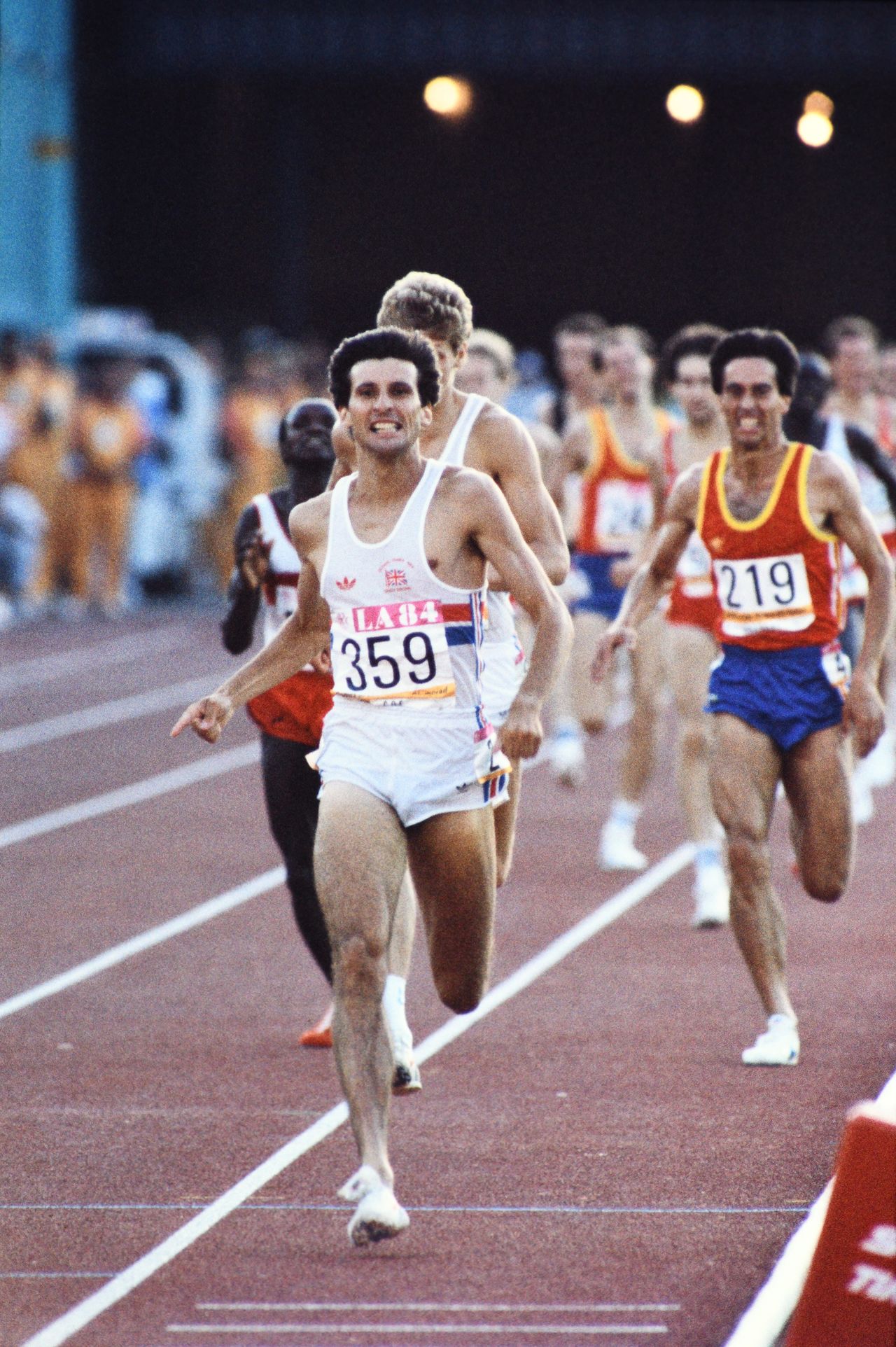 ロサンゼルス五輪陸上男子1500m決勝で先頭を走るセバスチャン・コー。モスクワ五輪に続き同種目2連覇を果たした(1984年8月11日) 時事通信フォト