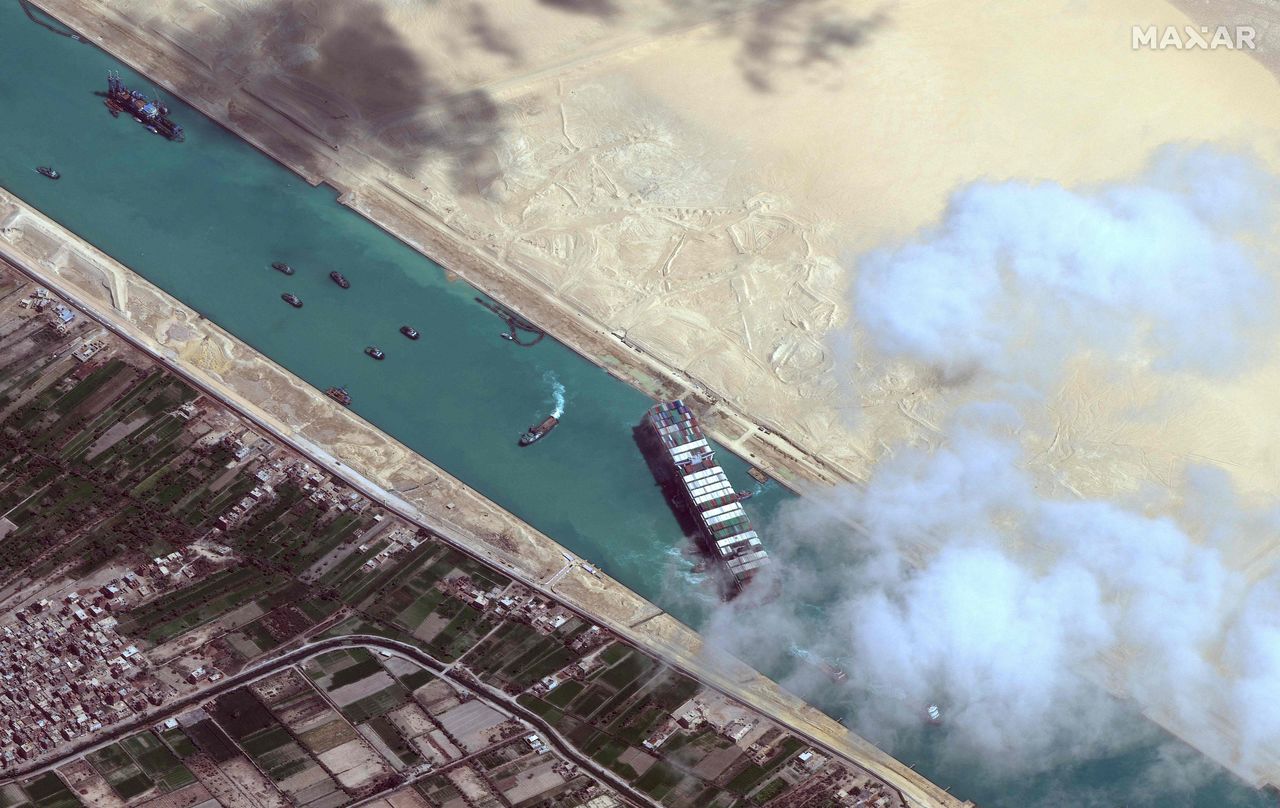 世界最大級のコンテナ船エバーギブンの座礁事故で、スエズ運河の運航は1週間止まった（2021年3月29日撮影、エジプト） AFP=時事