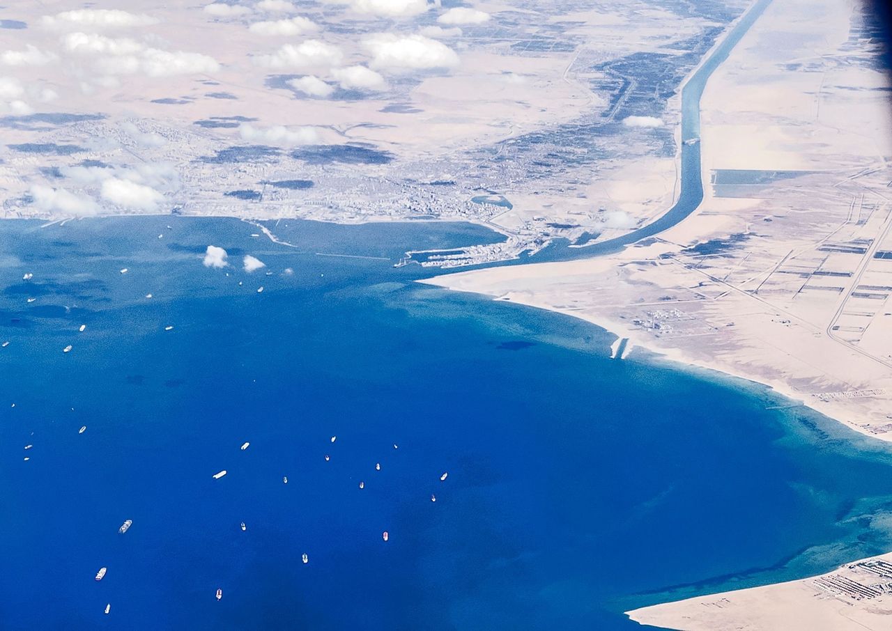 スエズ運河＝南側の紅海から。運河の中に座礁事故を起こした大型コンテナ船エバーギブンが見える。海には多くの船が運航再開を待っていた（2012年3月27日撮影、エジプト） AFP=時事