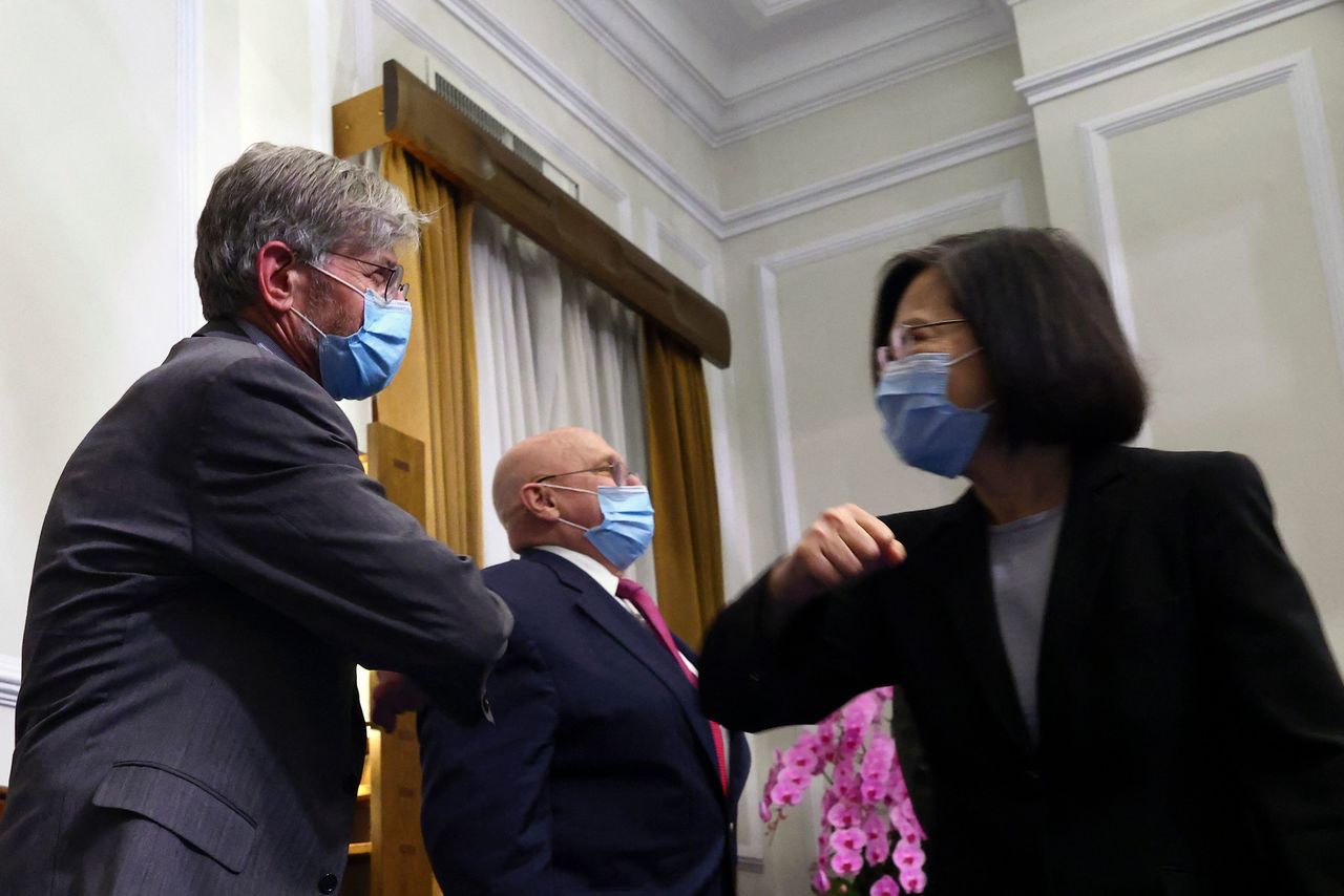バイデン政権は日米首脳会談に先立ち、台湾に非公式の代表団を派遣した。写真はスタインバーグ元国務副長官（左）を出迎える蔡英文総統＝2021年4月15日、台北（AFP=時事）
