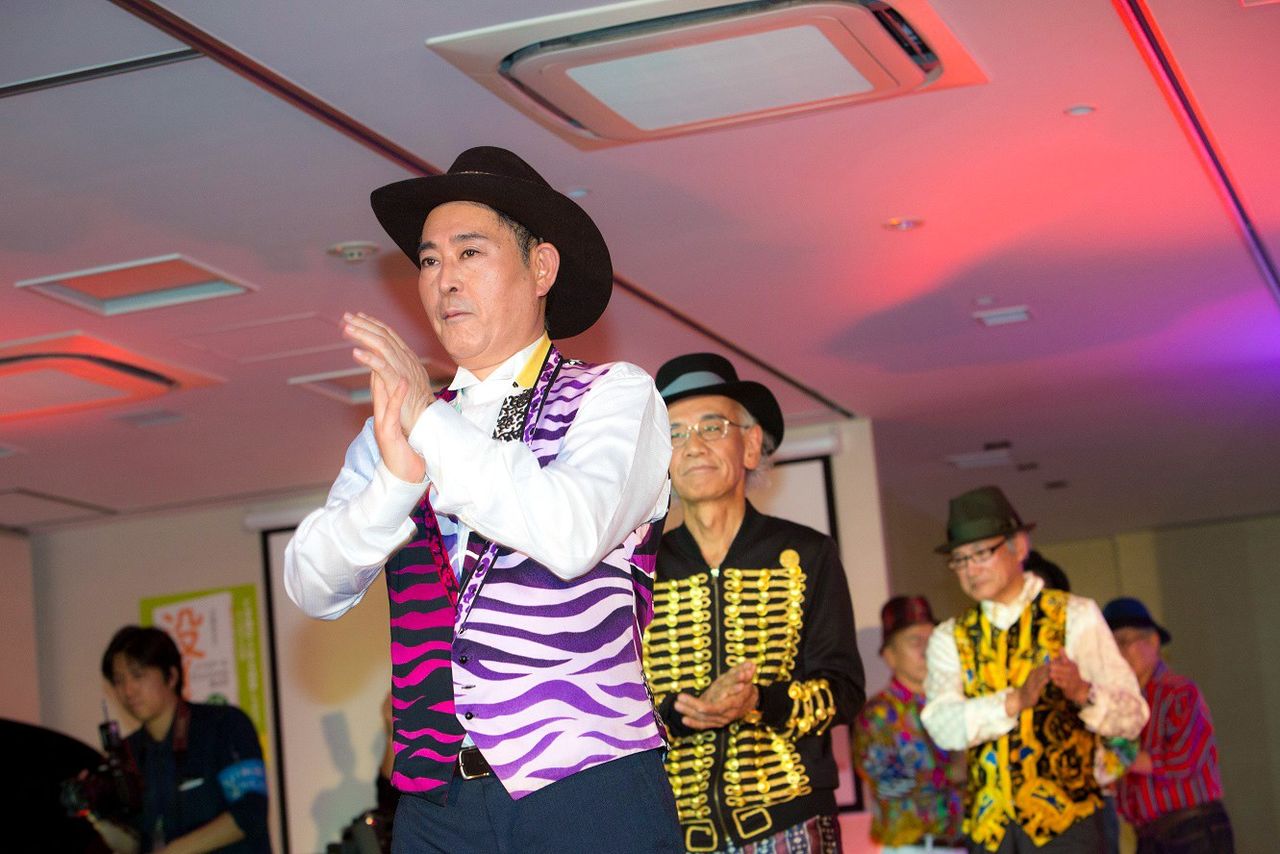 ロックのリズムにのって登場した「没イチ メンズコレクション」出演者たち(提供:小谷みどり)