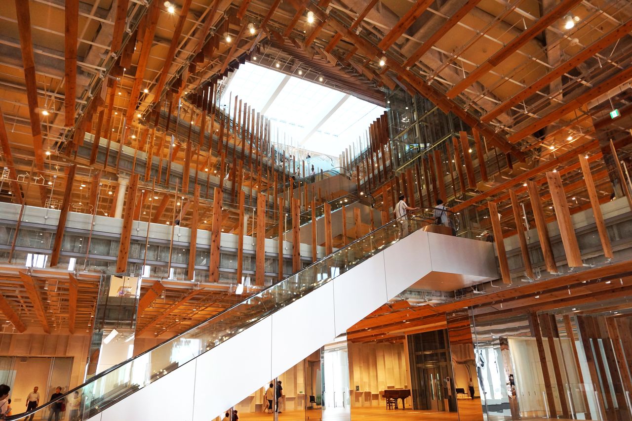 富山市ガラス美術館内観(富山市観光協会提供)