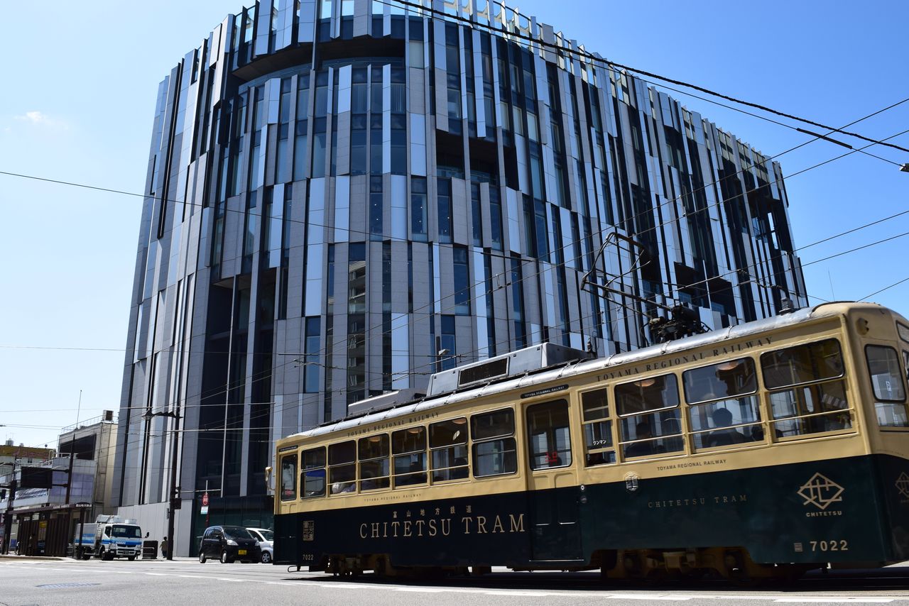 富山市ガラス美術館(富山市観光協会提供)