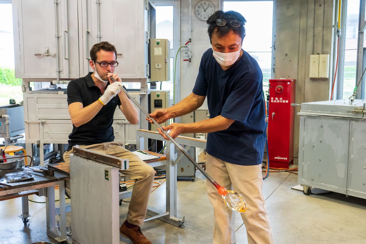富山ガラス工房吹きガラス体験(写真提供 : 富山市観光協会)