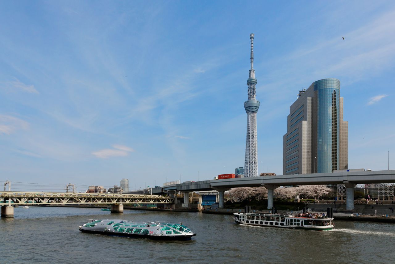 墨田川で水上バスに乗ってお花見を楽しむ(期間中は予約制)(PIXTA)