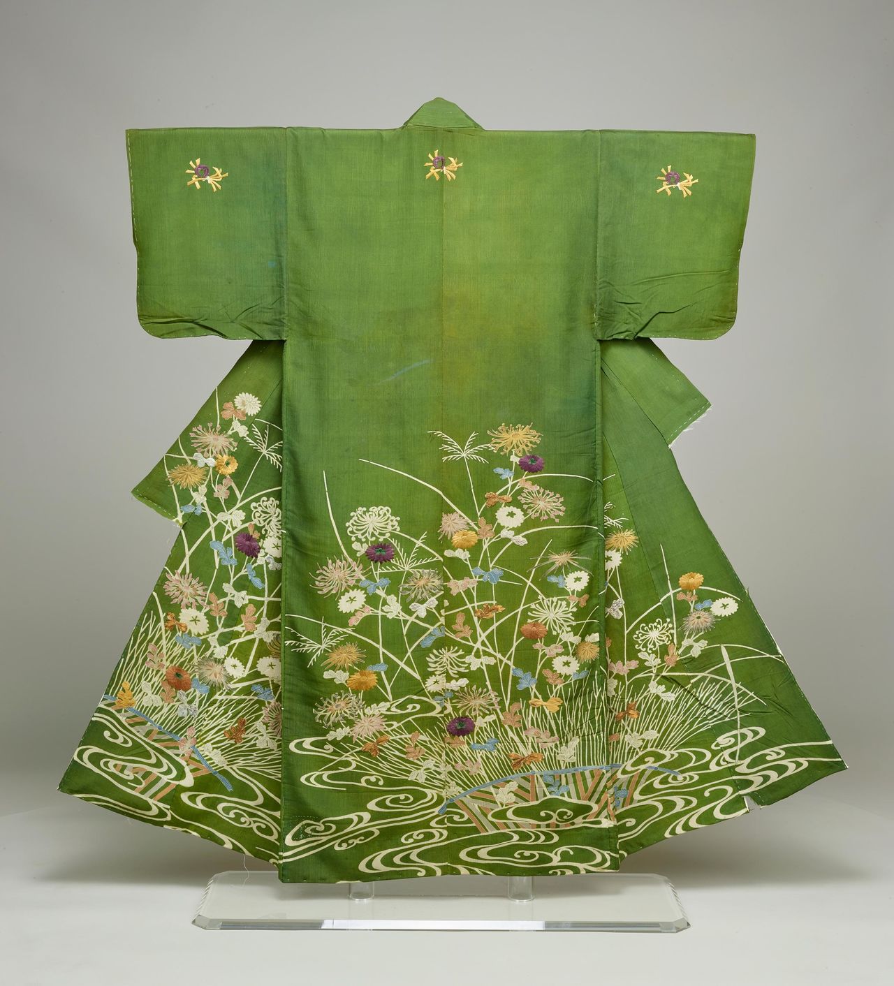 小袖 萌黄縮緬地菊薄垣水文様(東京国立博物館所蔵 光琳水が描かれた江戸時代の小袖 / Colbase)