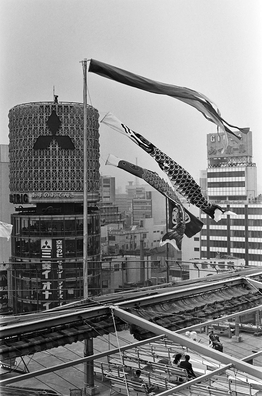 銀座に鯉のぼり=東京都中央区銀座4丁目 1965年4月撮影(時事)