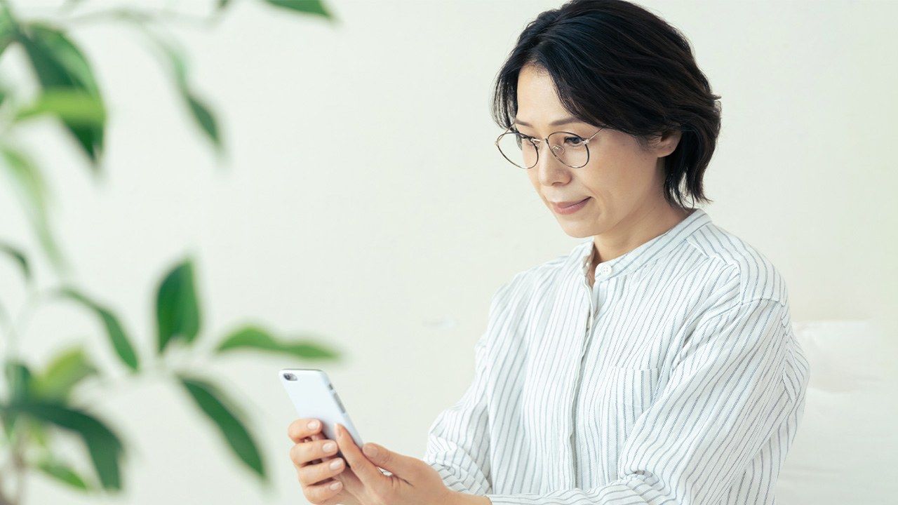 「老いに抵抗したい！」55％ : 加齢で気になるのは…「髪」「視力・老眼」