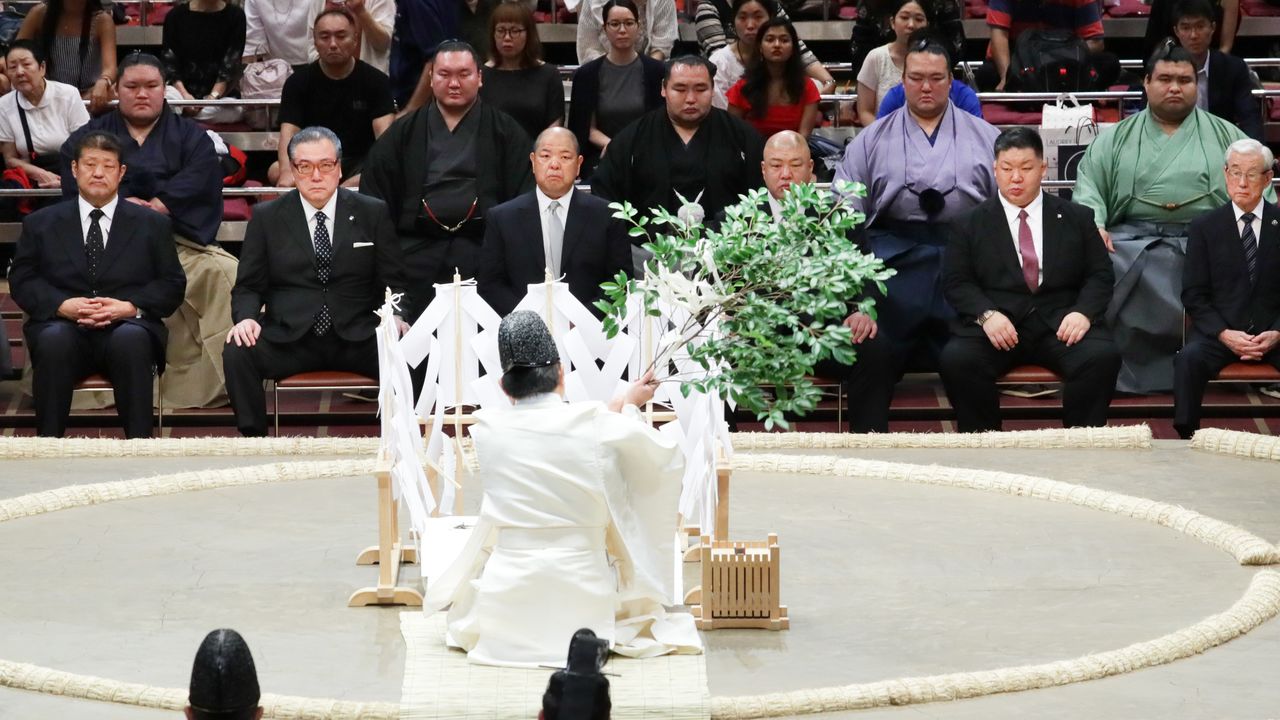 日本相撲協会が守ってきた女人禁制は伝統の継承なのか？それとも、時代遅れ？