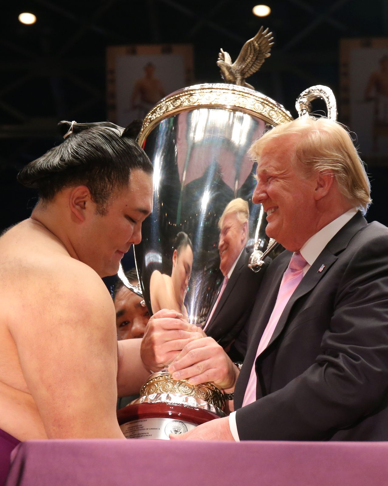 朝乃山関に米国大統領杯を手渡す米トランプ大統領(2019年5月、東京・両国国技館)(時事)