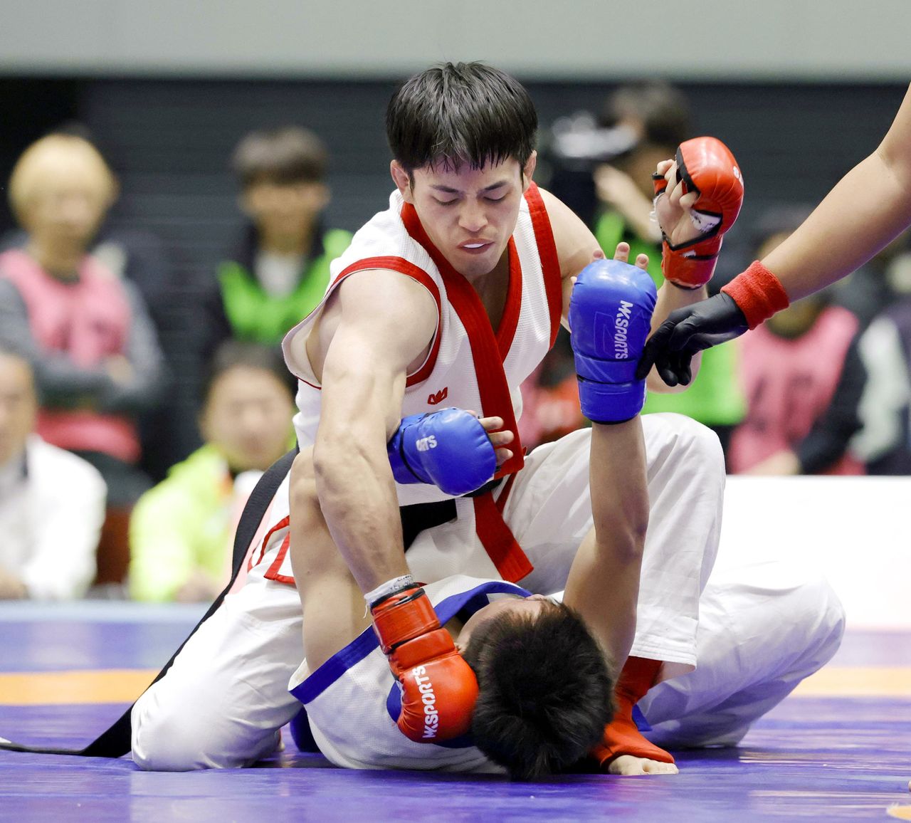 愛知・名古屋アジア大会に向けた総合格闘技・男子の日本国内選考会=2025年12月、東京・駒沢体育館(共同)