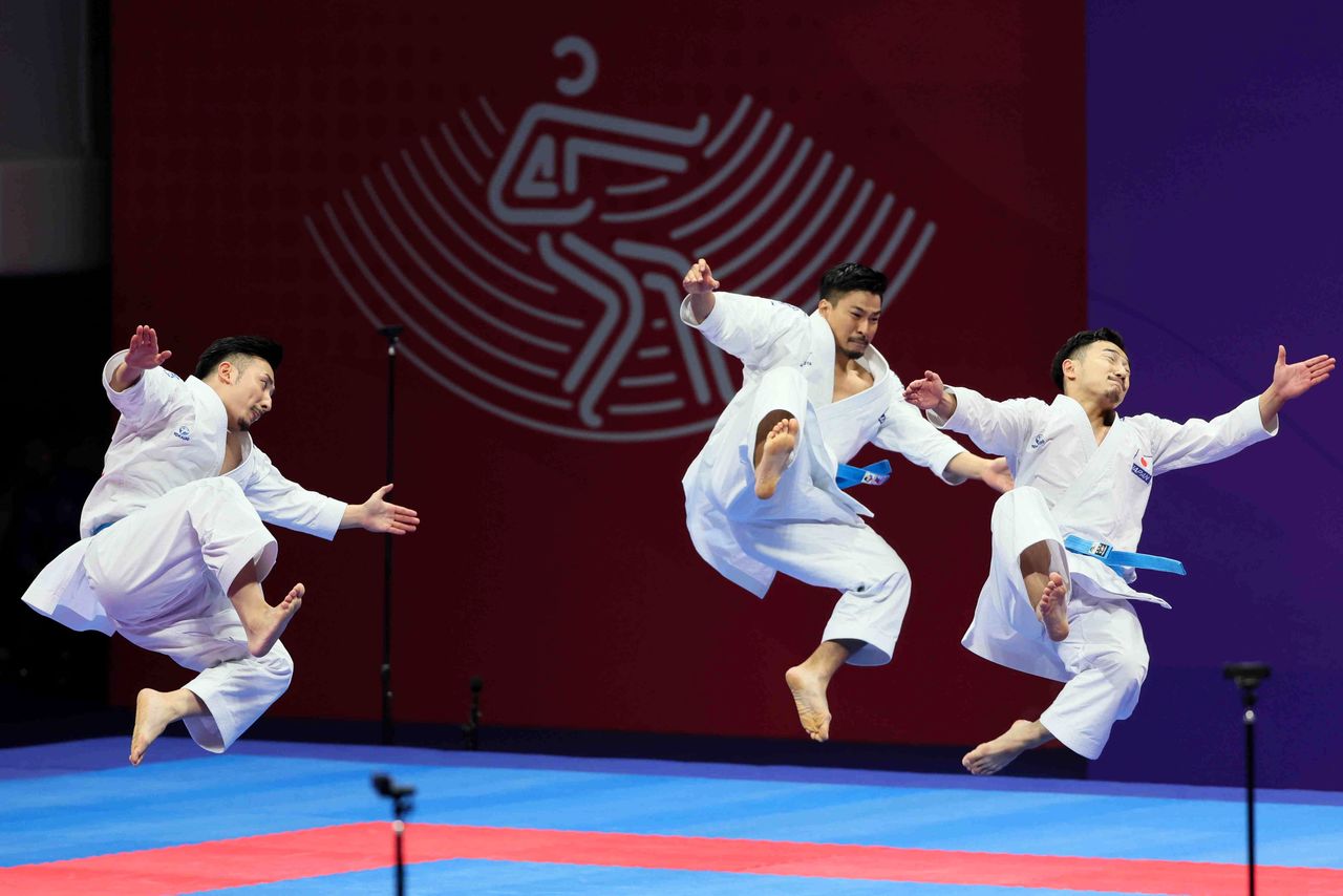 杭州アジア大会の空手・男子形団体決勝、日本の演武=2023年10月、中国・杭州(時事)