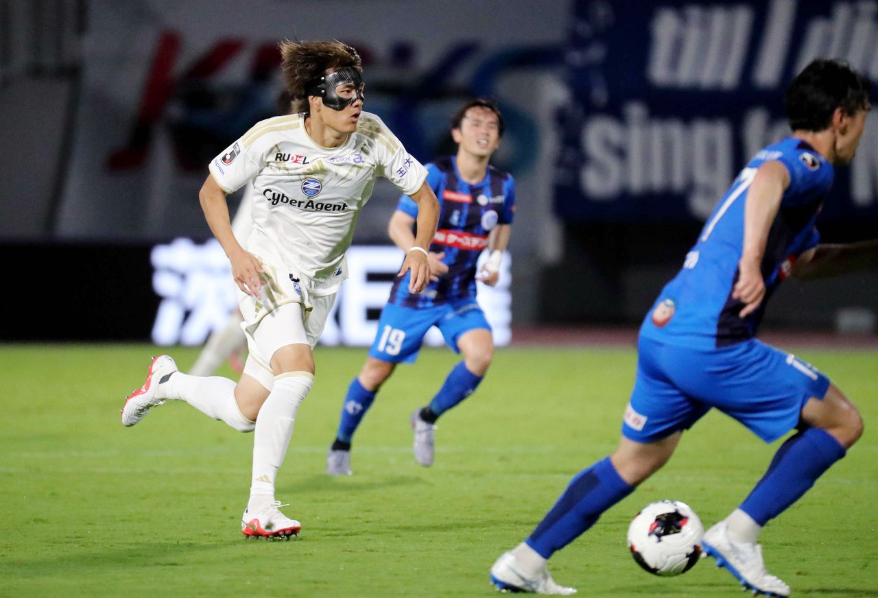 水戸ホーリーホック-FC町田ゼルビア。後半、ボールを追う町田の小川航基(左)=8月29日 茨城・水戸信用金庫スタジアム(時事)