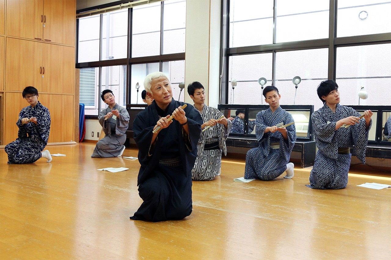 歌舞伎俳優コースの演技の研修風景
