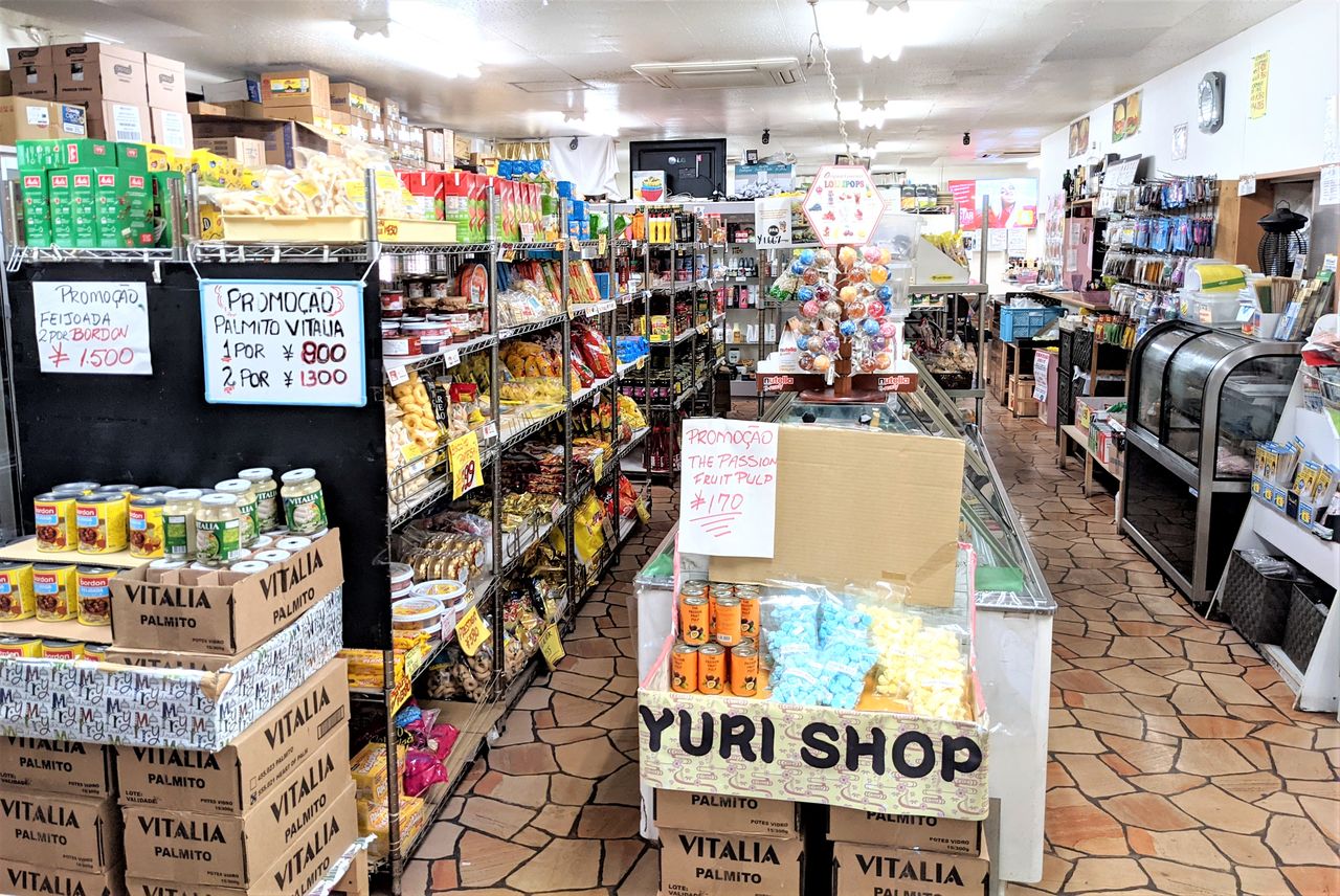 食料品から日用品まで、さまざまな「モノ」が雑多に陳列される店内。奥は食堂スペース 写真=渕貴之