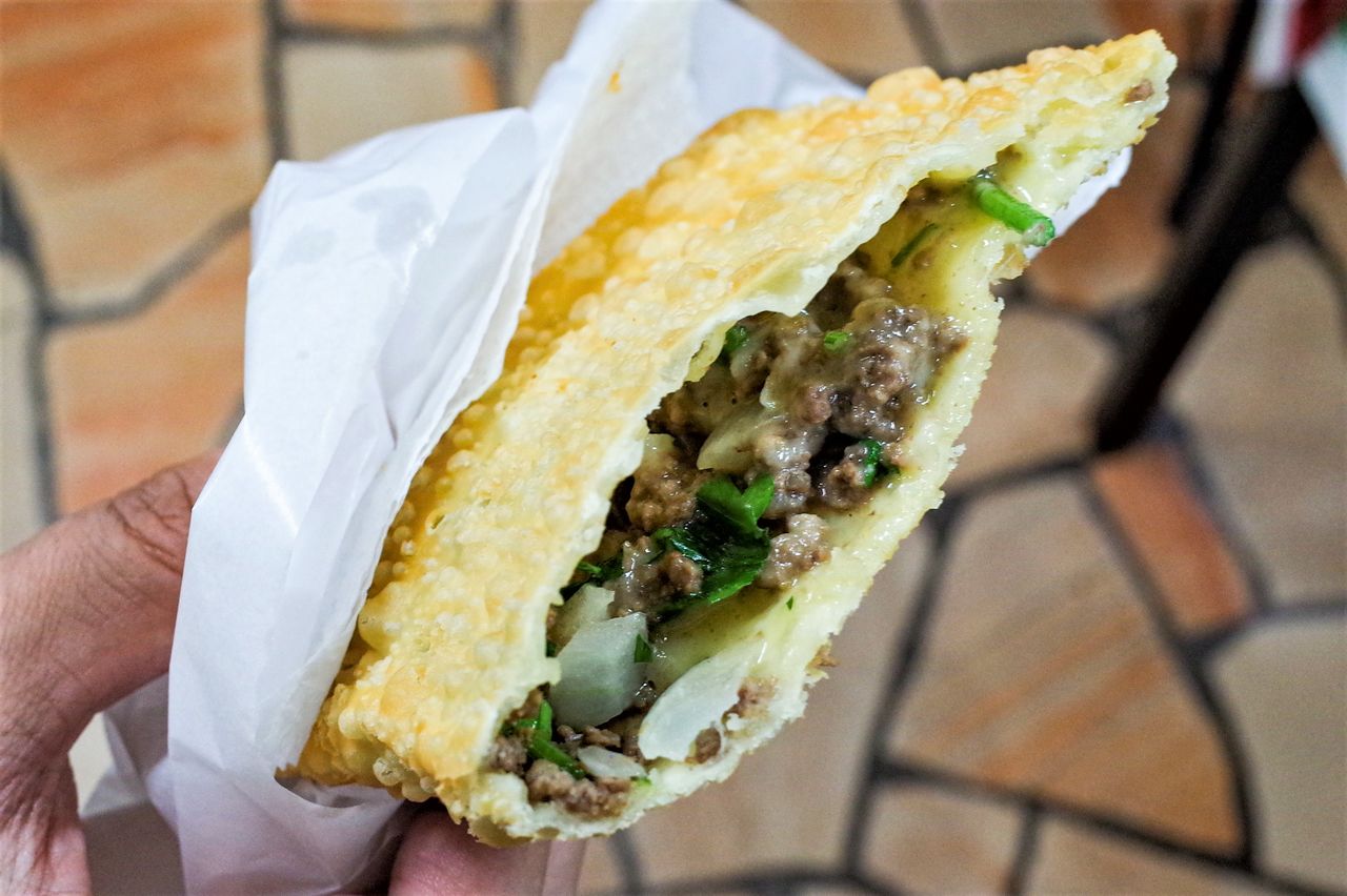 「カルネ(挽き肉)のパステウ」(300円)は、屋台時代から変わらないユリさん一家ならではの味 写真=渕貴之