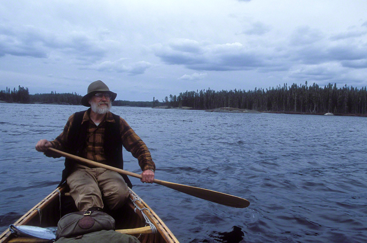 湖面でカヌーをこぐウェイン（撮影2004年）