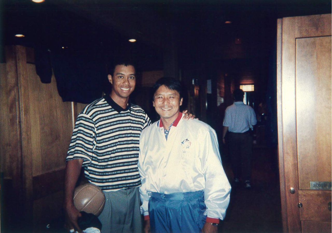 タイガー・ウッズ（左）とハル常住氏。1997年、メモリアルトーナメントの会場、ミュアフィールドビレッジのクラブハウスにて。ハル常住氏提供