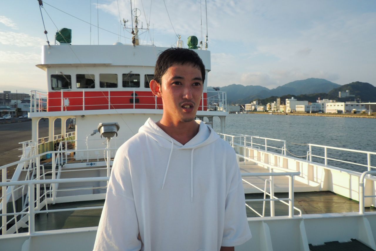 北海道でキノコ栽培の仕事をしていた工藤海さん（24）。数日後に出航を控えた船上で　写真：筆者提供