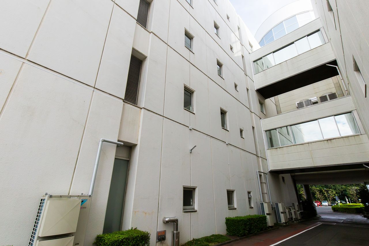 中央3階の窓が、試作品を何度も落としたトイレ