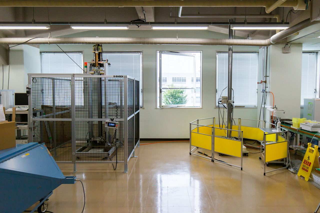 現在は、品質保証実験室内で落下衝撃試験を行う。こうした試験機器は、ほとんど自社製作している