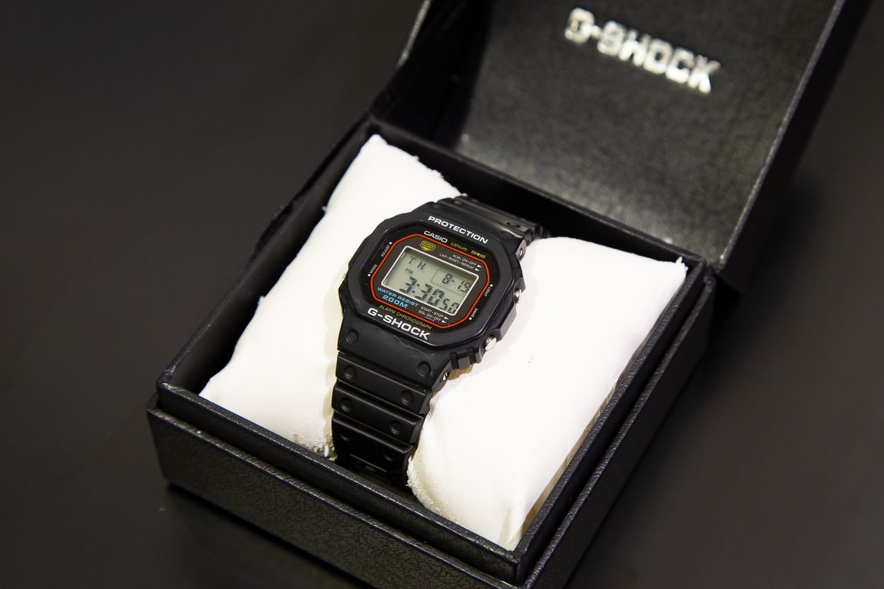 カシオ本社にたった一つだけ保存されている初代G-SHOCK。販売価格は1万1400円で、発売時のプレスリリースには「削岩機の連続振動にも耐え…」と書かれていた