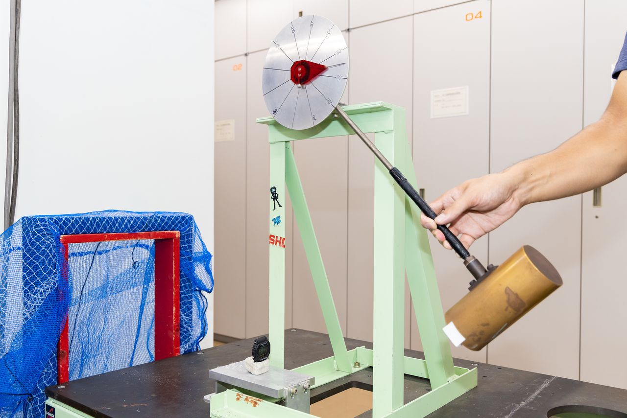 約5キロのハンマーをG-SHOCKにたたきつける「ハンマー衝撃試験」。腕に当たれば、骨が折れるほどの衝撃を加える