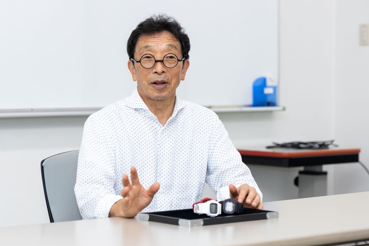 愛用のG-SHOCKを手に当時を振り返る。「Project Team TOUGH」のロゴが入った貴重な初期型は、会社からの指示で大切に保管している