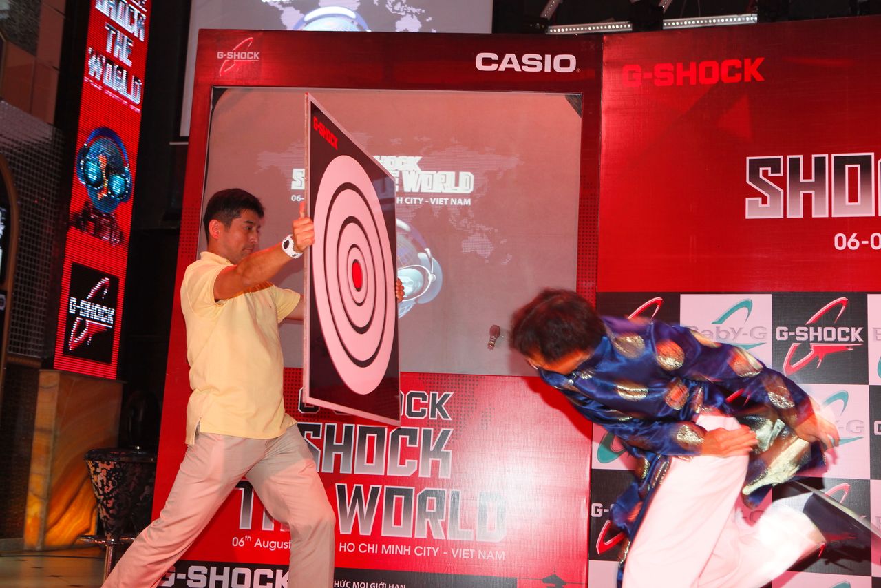 伊部さんがG-SHOCKをボードや壁に投げつけるシーンは、SHOCK THE WORLDの名物。写真は2011年のベトナム会場 画像提供:カシオ計算機